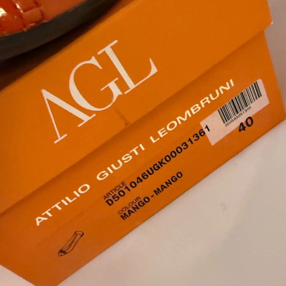 AGL ATTILIO GIUSTI LEOMBRUNI Mango Orange Leather Flats with Buckle Accents, 40
